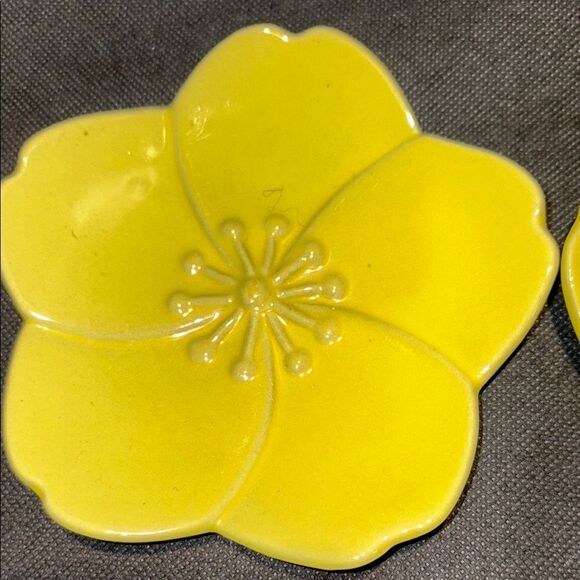Yellow Flower-Shaped Ceramic Plates - Picture 4 of 6